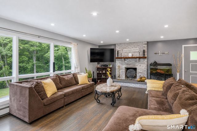 11 Hammond Road, New Fairfield, CT 06812