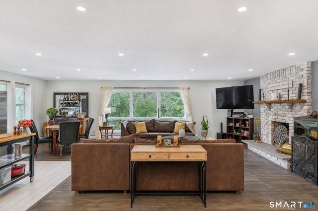 11 Hammond Road, New Fairfield, CT 06812