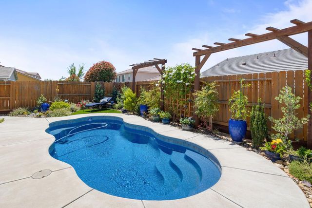 4100 Cypress Grove Dr, Rancho Cordova, CA 95742