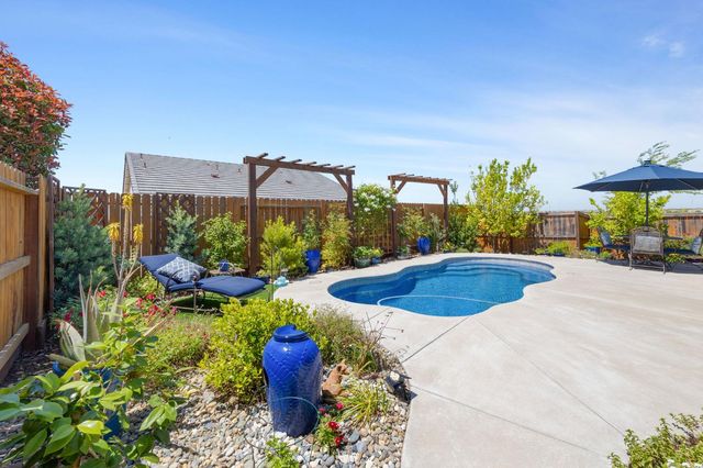 4100 Cypress Grove Dr, Rancho Cordova, CA 95742