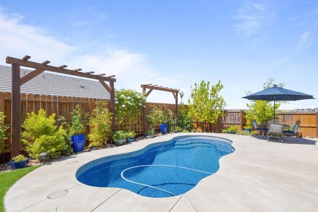 4100 Cypress Grove Dr, Rancho Cordova, CA 95742