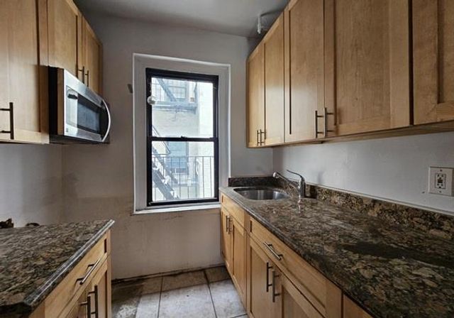 2127 33rd St Apt 3A, New York City, NY 11105
