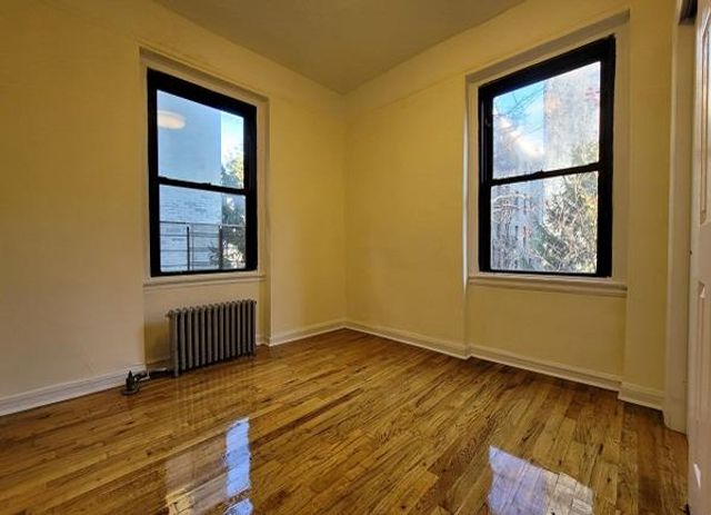 2127 33rd St Apt 3A, New York City, NY 11105