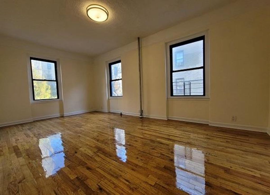 2127 33rd St Apt 3A, New York City, NY 11105