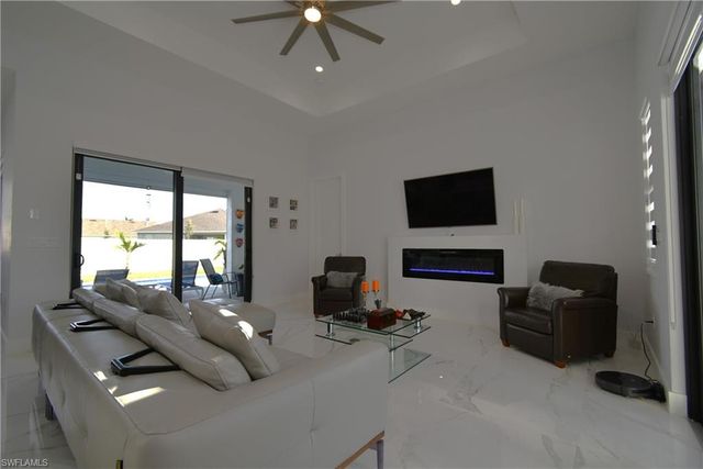 121 NW 10th AVE, Cape Coral, FL 33993