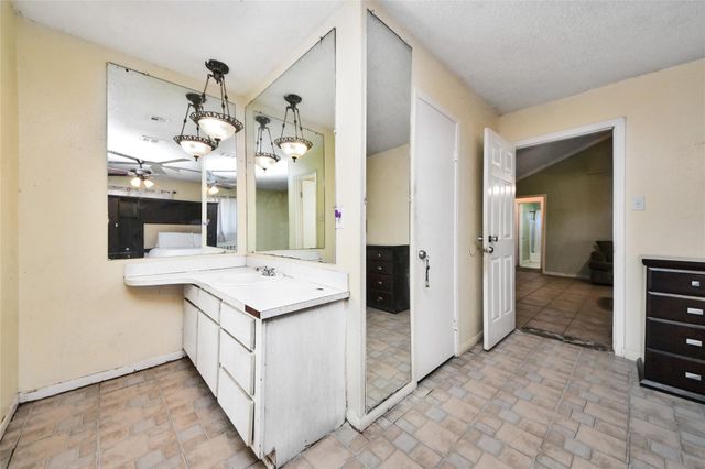 12026 Sela Ln, Houston, TX 77072