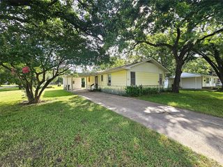 307 E State Street, Groesbeck, TX 76642