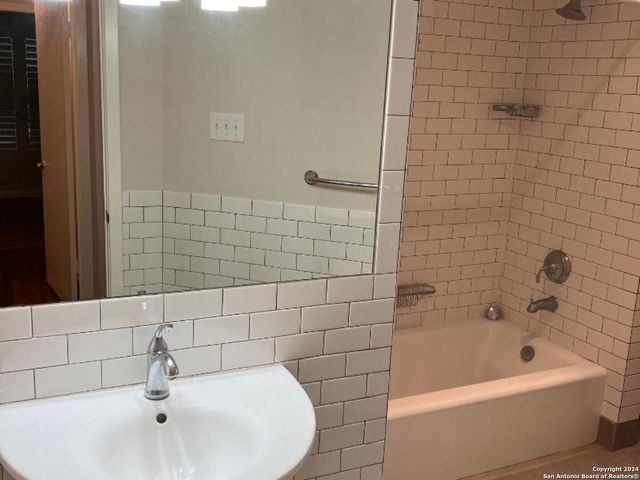 140 W Edgewood Pl, San Antonio, TX 78209