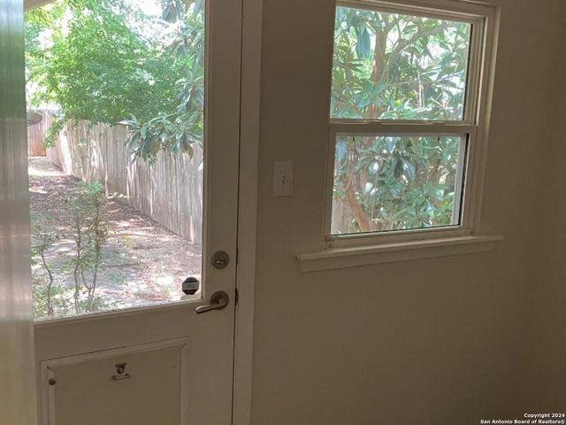 140 W Edgewood Pl, San Antonio, TX 78209