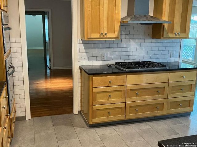 140 W Edgewood Pl, San Antonio, TX 78209