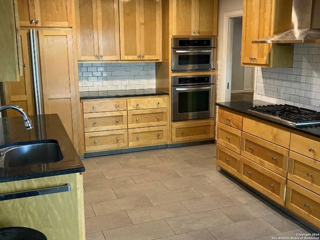 140 W Edgewood Pl, San Antonio, TX 78209