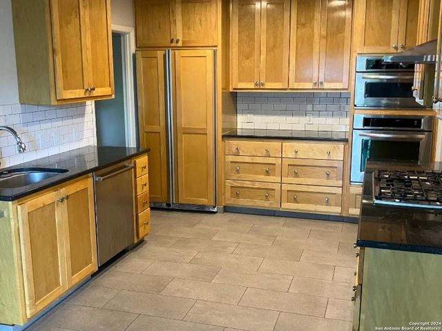 140 W Edgewood Pl, San Antonio, TX 78209