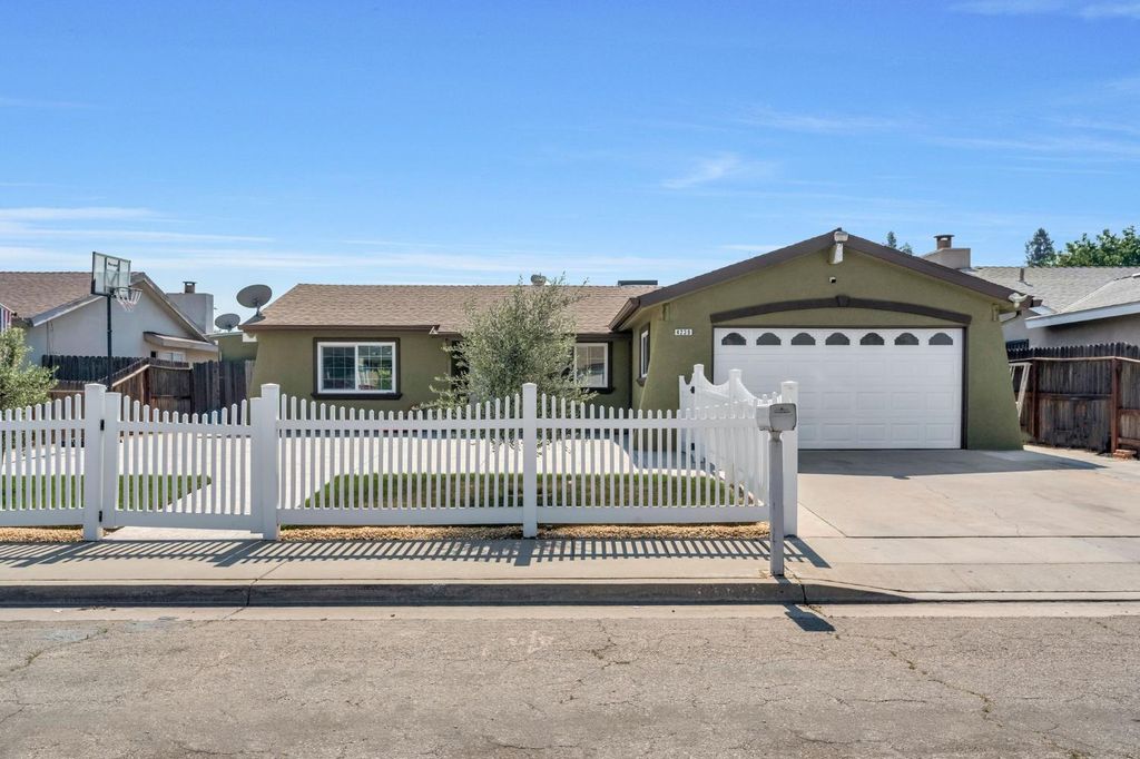 4239 W Cortland Avenue, Fresno, CA 93722