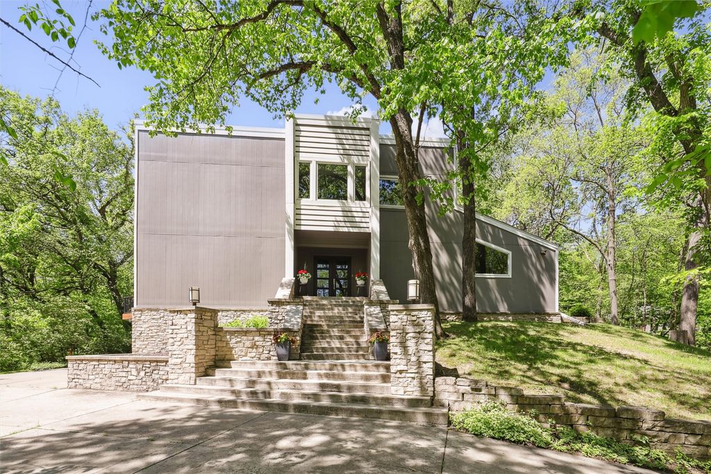 13282 Oak Brook Drive, Urbandale, IA 50323