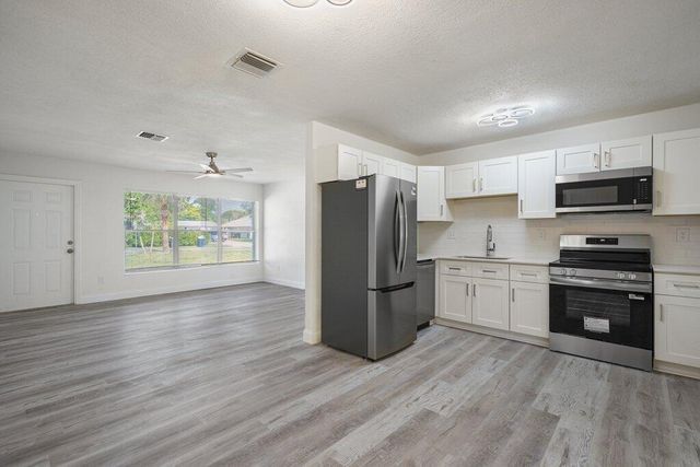 911 SE Dolphin Drive, Stuart, FL 34996