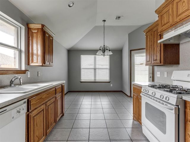 1501 Meadow Run Drive, Moore, OK 73160