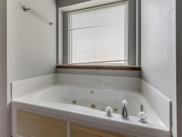 1501 Meadow Run Drive, Moore, OK 73160