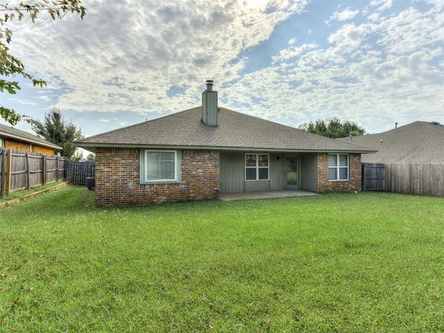 1501 Meadow Run Drive, Moore, OK 73160