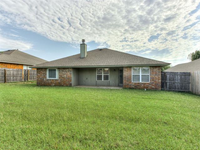 1501 Meadow Run Drive, Moore, OK 73160