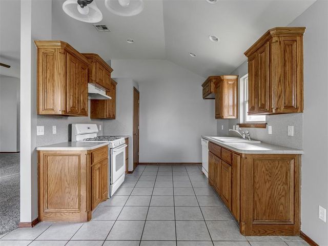 1501 Meadow Run Drive, Moore, OK 73160