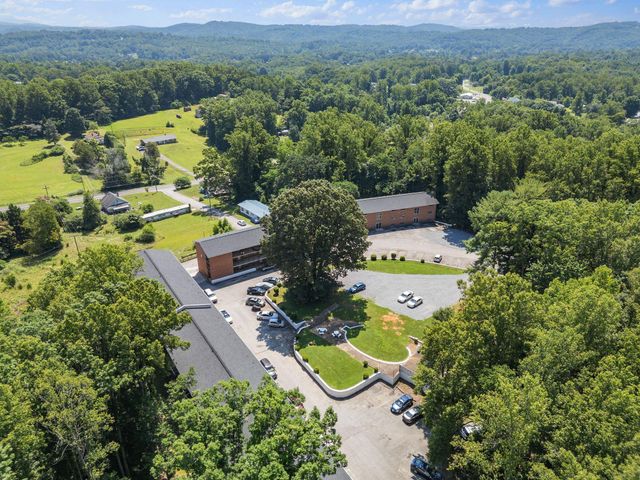 100 Ridgeview LN, Bassett, VA 24055