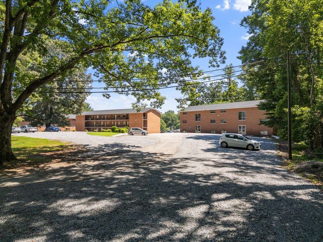 100 Ridgeview LN, Bassett, VA 24055