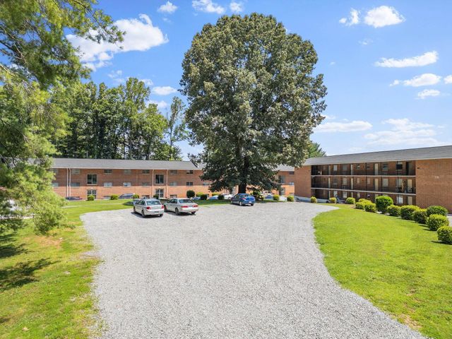 100 Ridgeview LN, Bassett, VA 24055