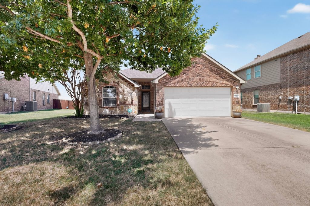 1336 Shelley Drive, Burleson, TX 76028
