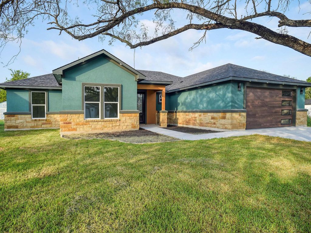 109 W Pauwela LN, Bastrop, TX 78602