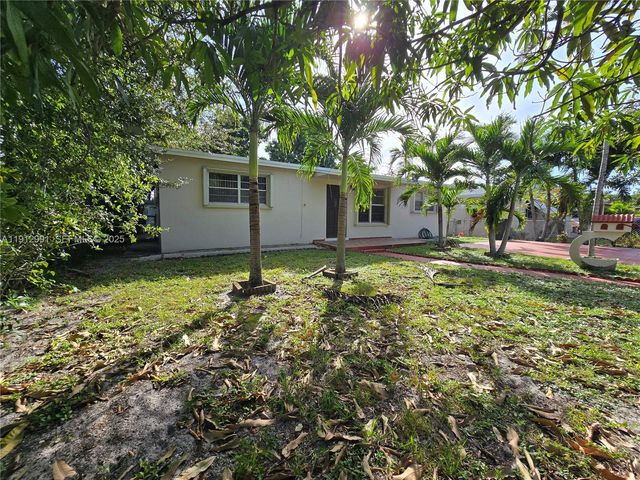 6610 NW 41st St, Virginia Gardens, FL 33166