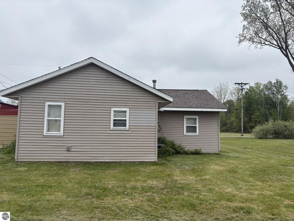 Image 8 of property listing at 3988 W Isabella Road, Shepherd, MI 48883