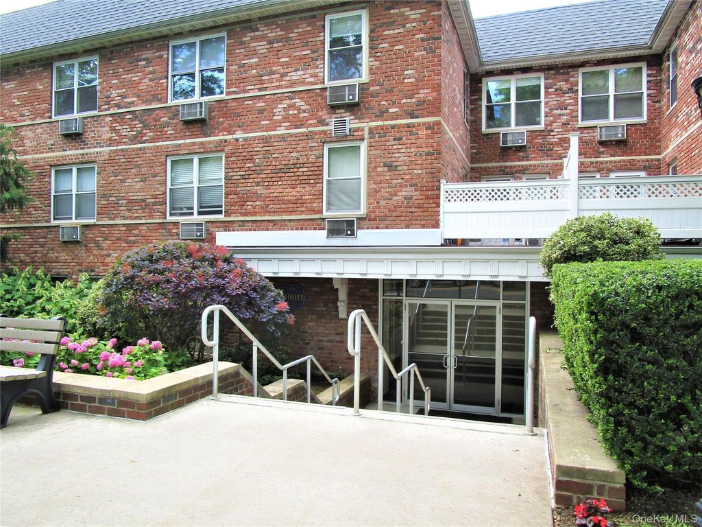 40 Daley Place 126, Lynbrook, NY 11563 — exterior