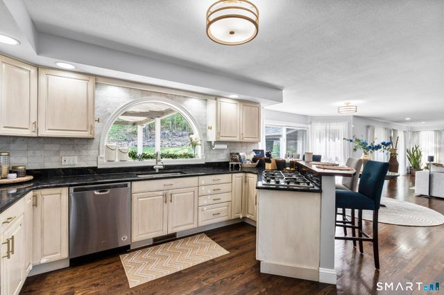 1 Hidden Brook Road, Hamden, CT 06518