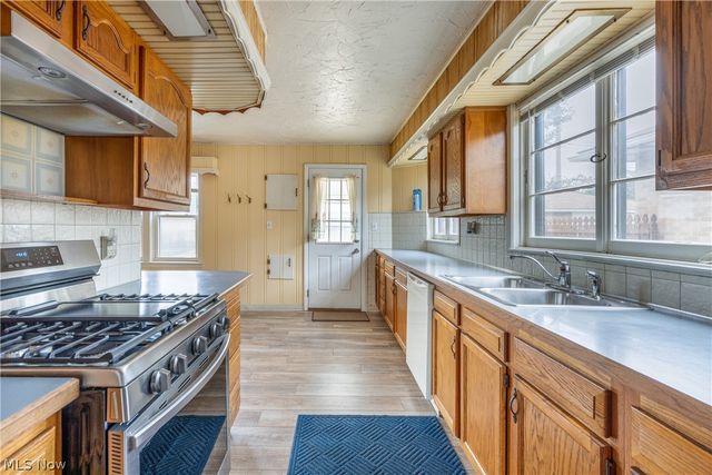 1303 Dartmoor Avenue, Parma, OH 44134