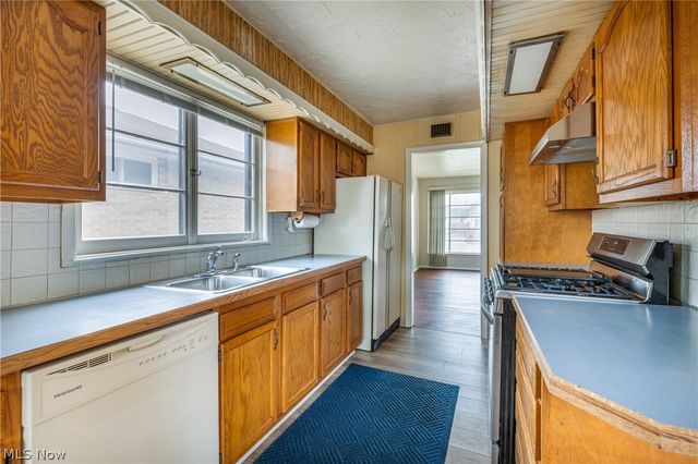 1303 Dartmoor Avenue, Parma, OH 44134