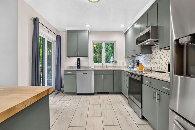 27 Walden Dr, Easton, MA 02334