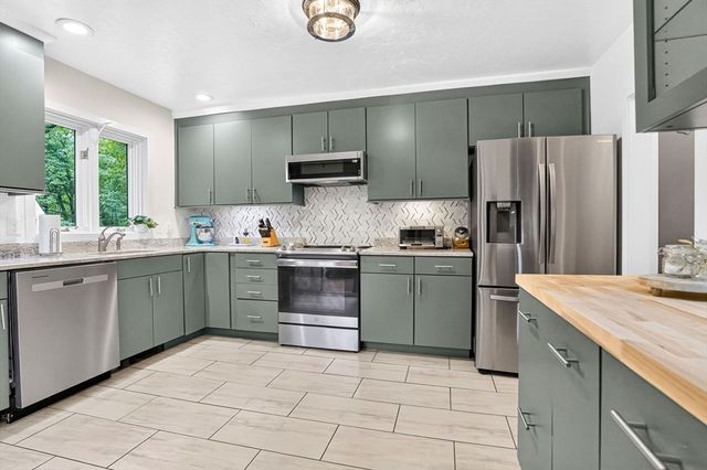27 Walden Dr, Easton, MA 02334