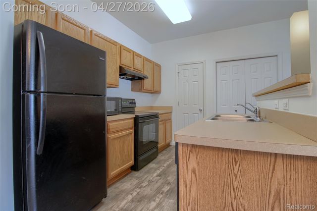 26793 Kirkway Circle, Woodhaven, MI 48183