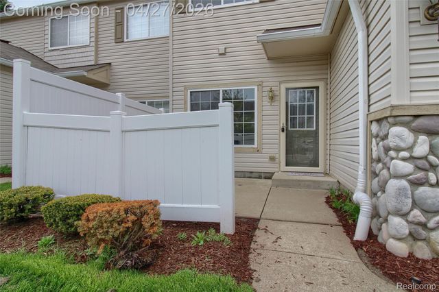 26793 Kirkway Circle, Woodhaven, MI 48183