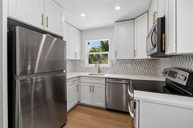 517 HAMPTON AVENUE NE, St Petersburg, FL 33703