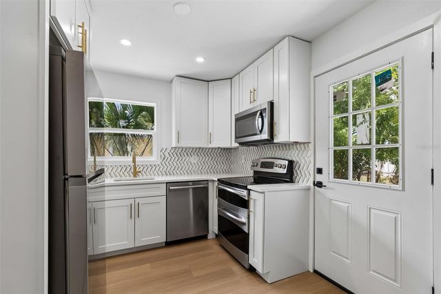 517 HAMPTON AVENUE NE, St Petersburg, FL 33703