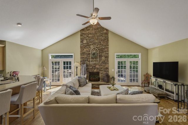 405 Golfview Court, Lenoir, NC 28645
