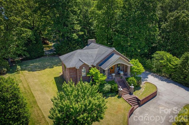 405 Golfview Court, Lenoir, NC 28645