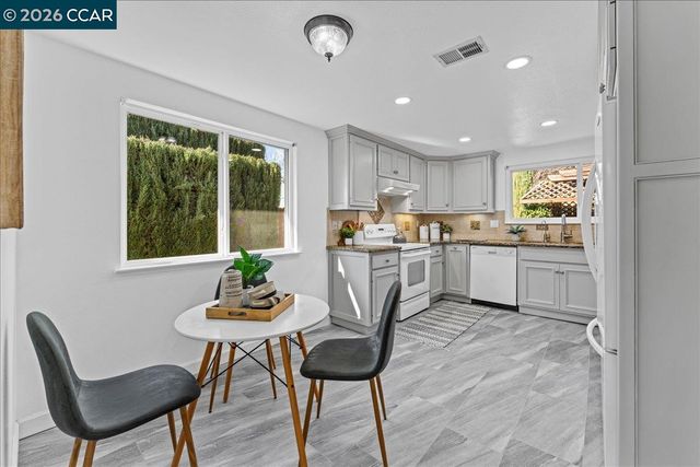 106 Oakmeade Ct, Vacaville, CA 95687