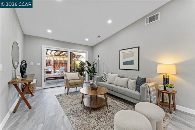 106 Oakmeade Ct, Vacaville, CA 95687