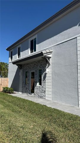 679 SE 13th St Cir 679, Homestead, FL 33034