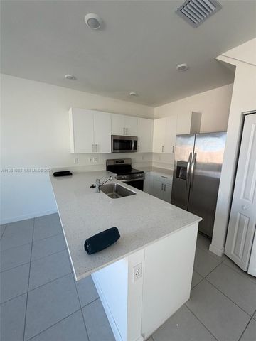 679 SE 13th St Cir 679, Homestead, FL 33034