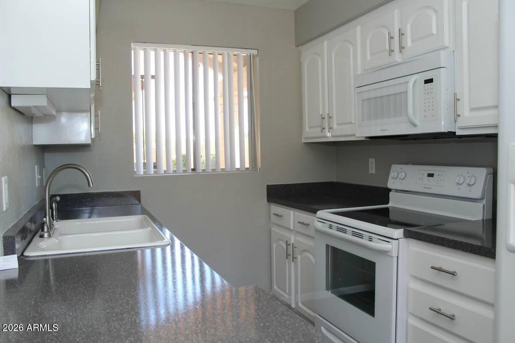 20421 N 3RD Drive 8, Phoenix, AZ 85027