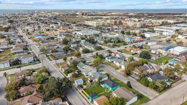 4907 Alamo Drive, Galveston, TX 77551