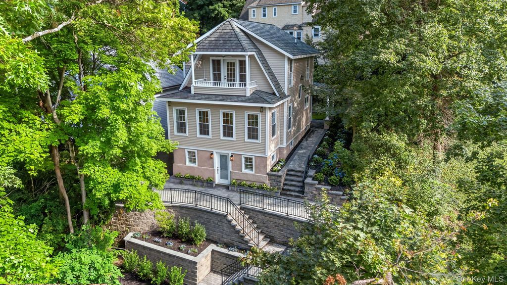 111 Altamont Avenue, Sea Cliff, NY 11579